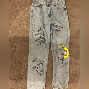 Light blue boyfriend jeans with graphic designs